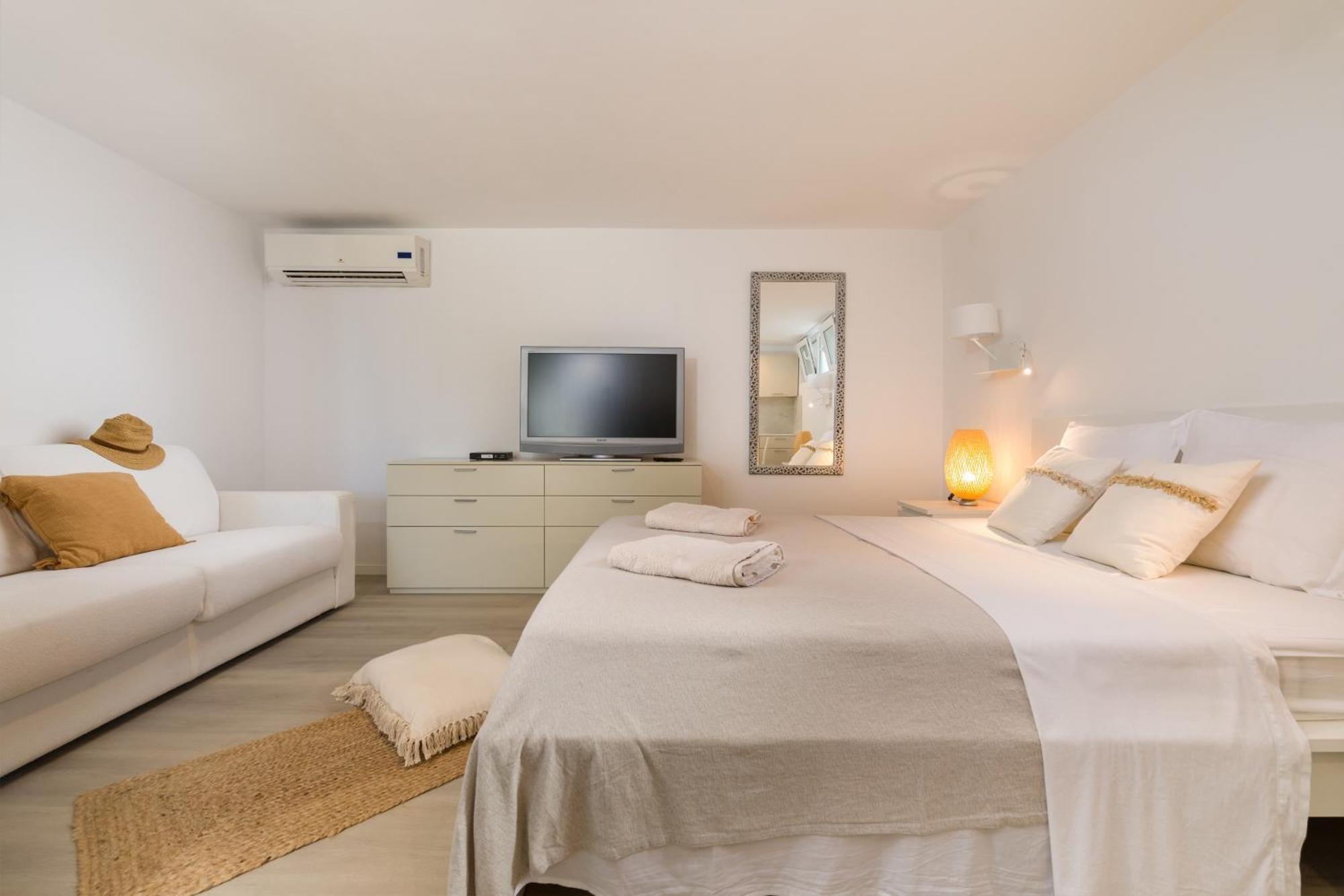 Vila Pakleni View Villa: Seafront Splendor With Infinity Pool Hvar Town